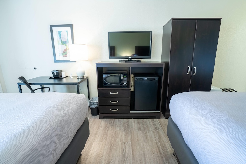 غرفة قياسية بسريرين كوين، Quality Inn Palm Beach International Airport 2/7