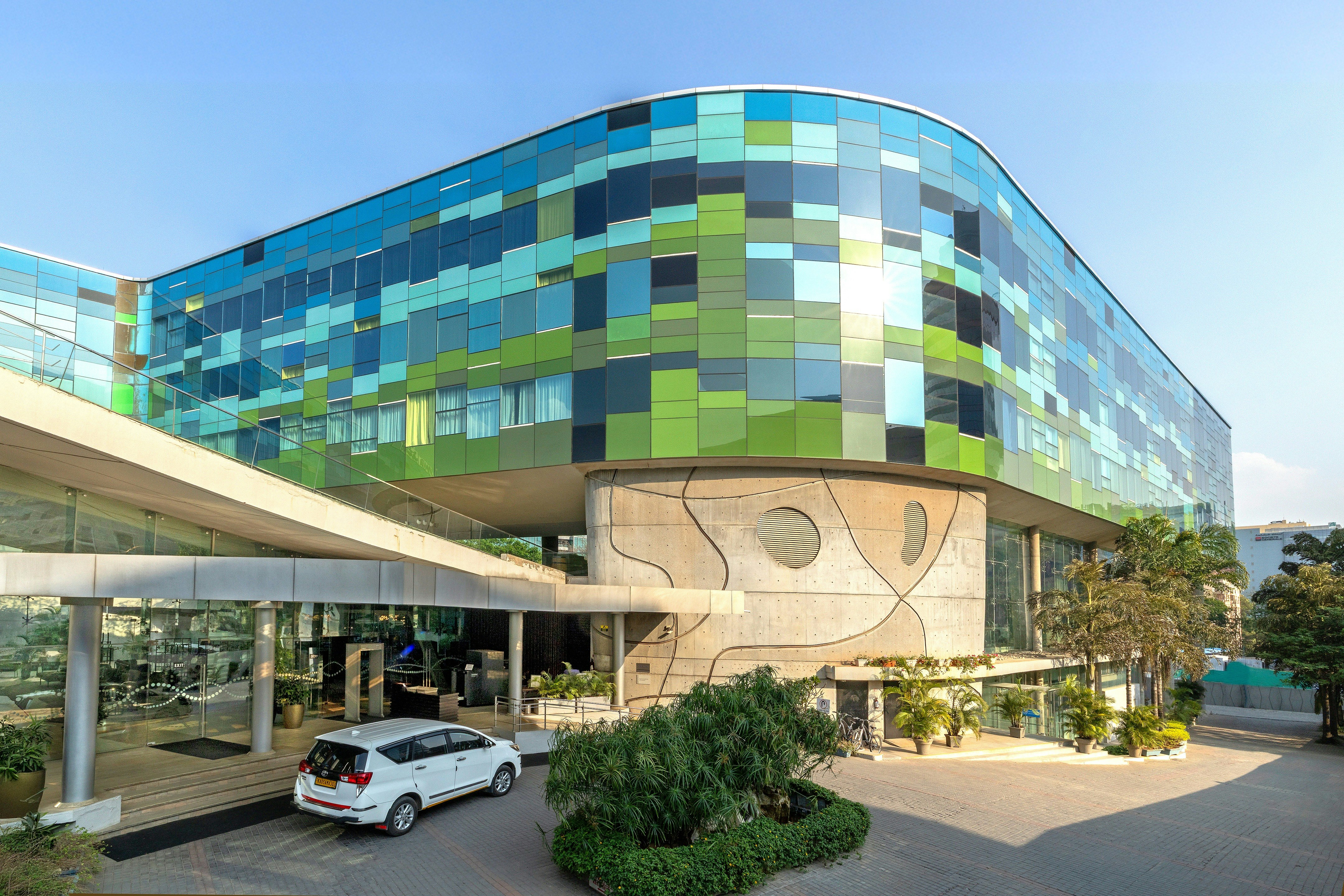 Vivanta Bengaluru Whitefield 4/82