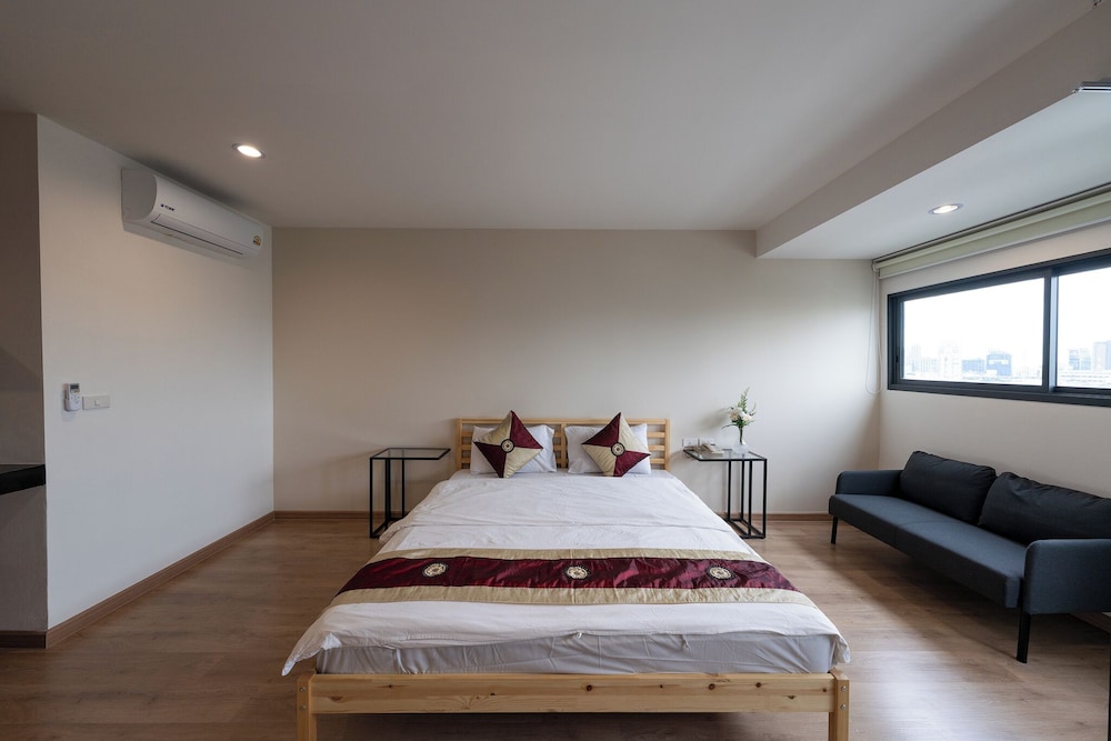 ROOM, SINGLE
