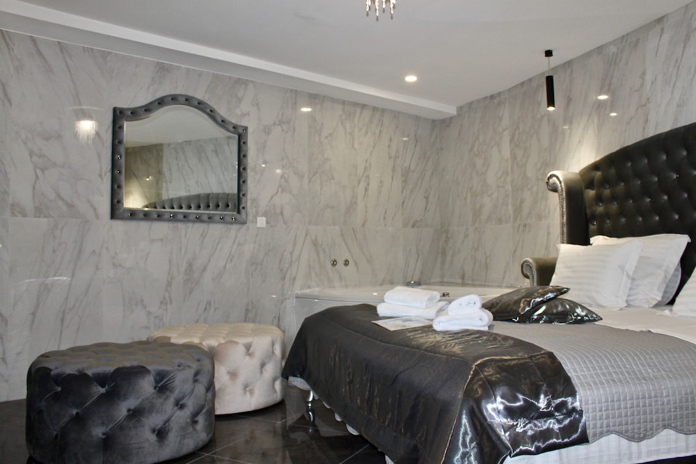 Lifestyle, Relaxation, King Bed, Galeria Valeria Seaside Downtown - MAG Quaint & Elegant Boutique Hotels 4/10
