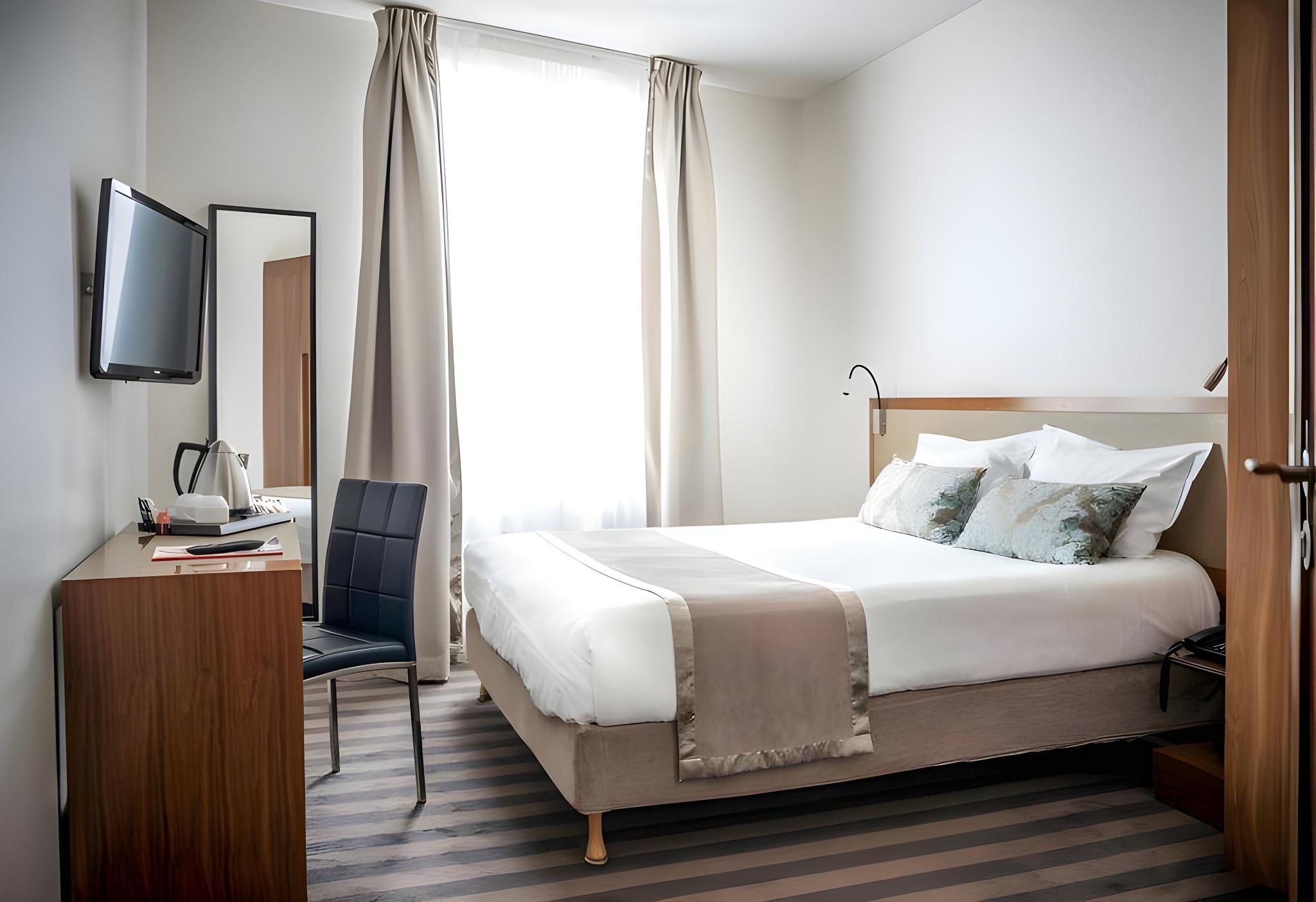 Standard, Double and Twin Beds, Eiffel View