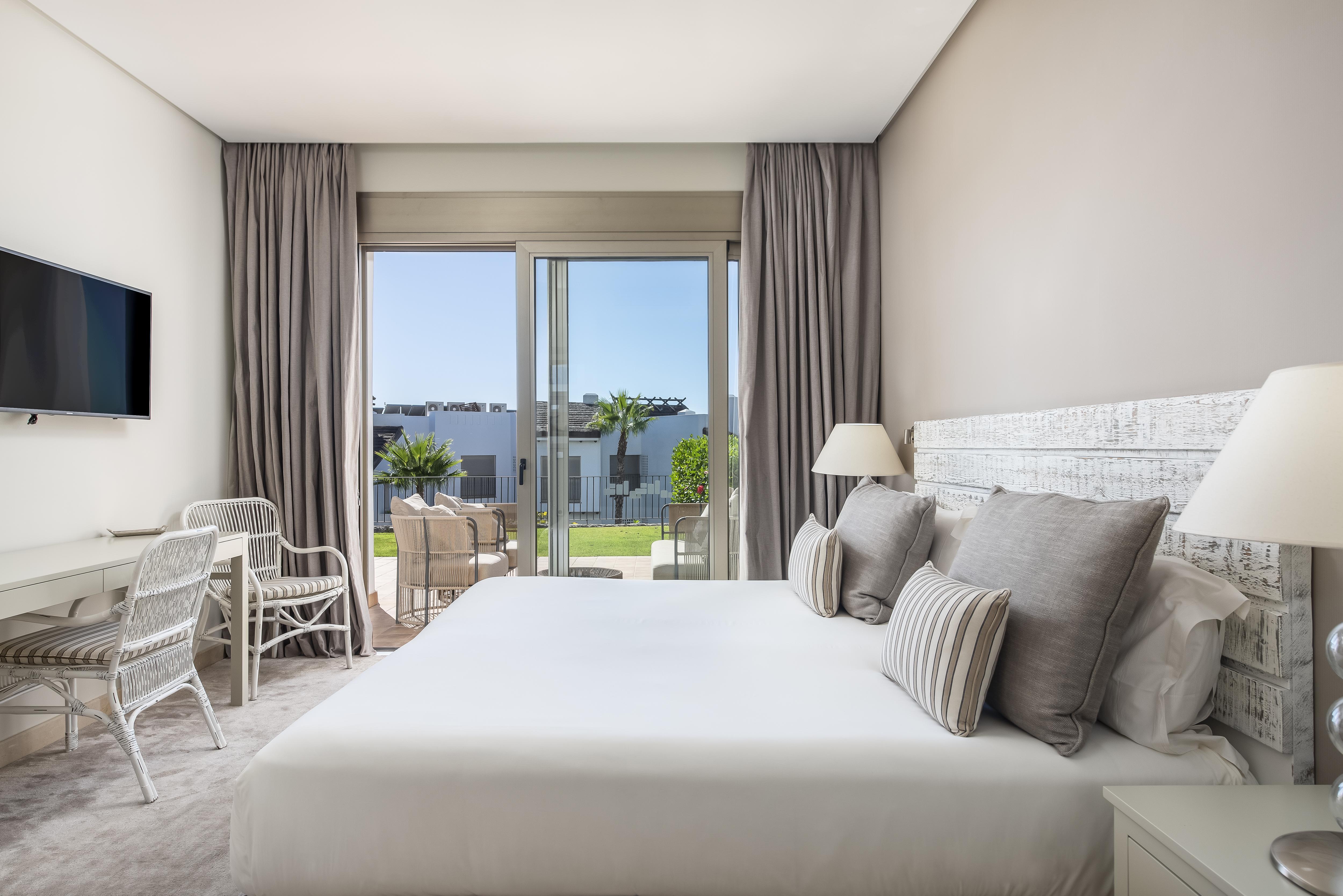 3 Bedrooms, Suite, Partial Sea View, Balcony or Terrace