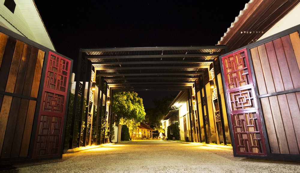 Chu Hotel 8/77