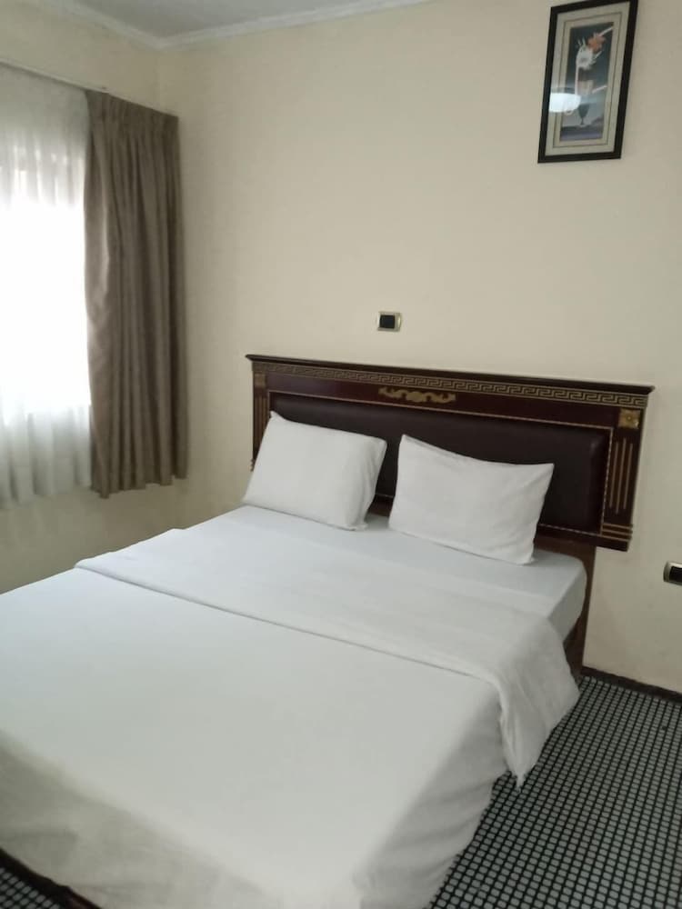 ROOM, TWIN BEDS