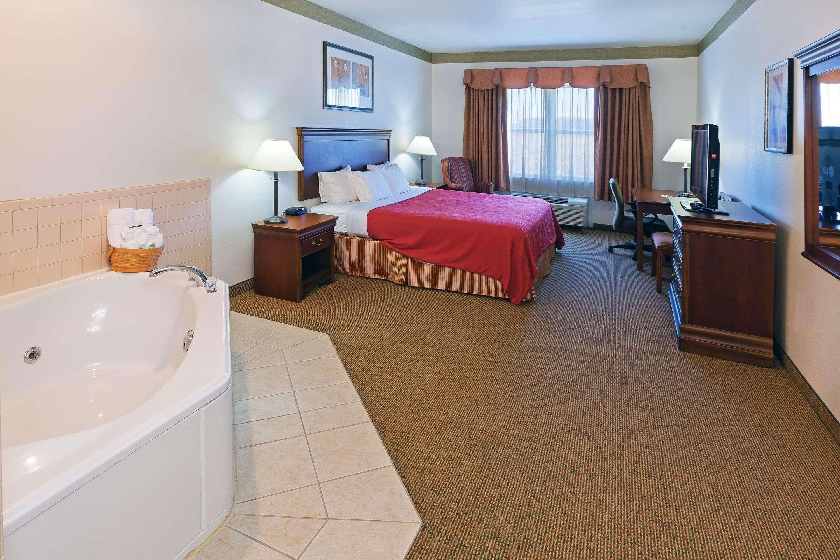 جناح بسرير كينج لذوي الإعاقة، Country Inn & Suites by Radisson, Chambersburg, PA 2/2