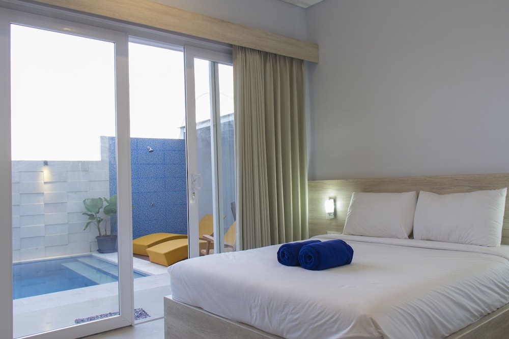 Deluxe, Pool View