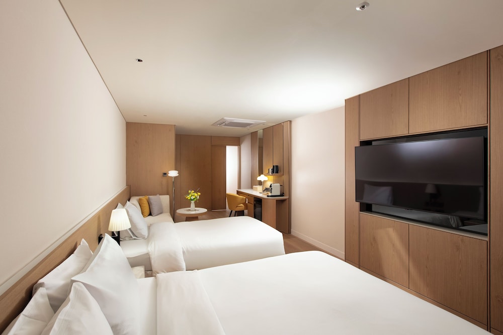 Signature, Family, Twin Beds, 1 Double and 1 Single Bed