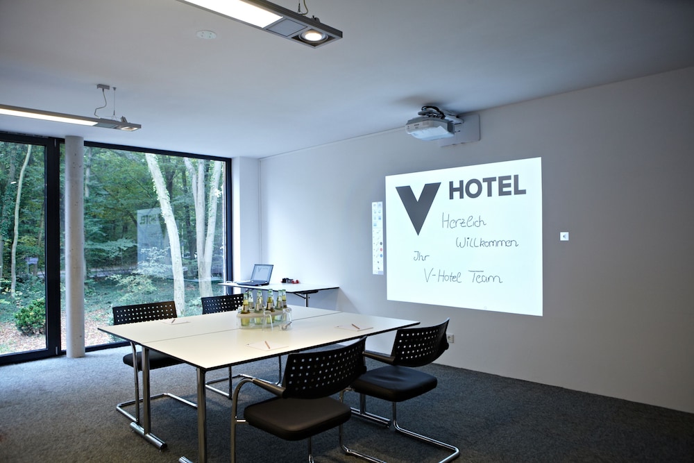 V Hotel 30/43