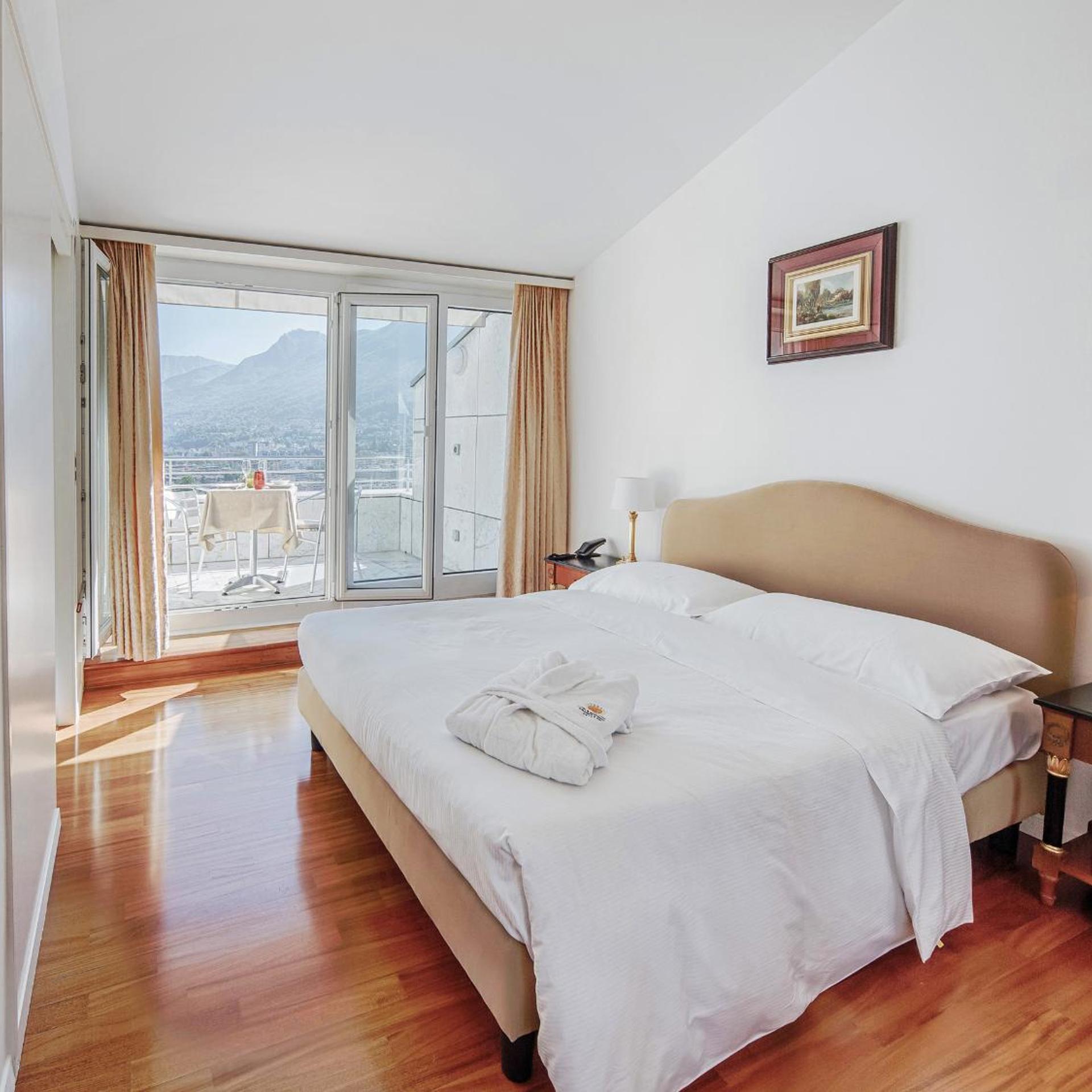 Penthouse Suite, King Bed, Lake View