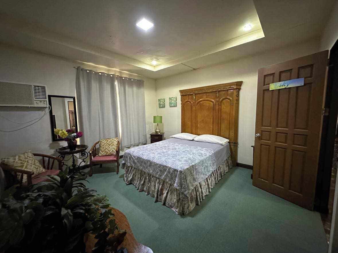 Sky, King Bed