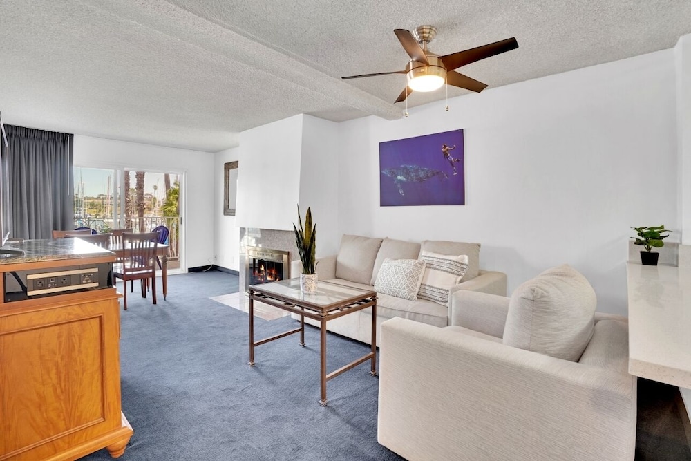 Oceanside Marina Suites 22/43