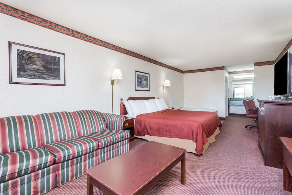 Suite, King Bed, Sofa, Smoking