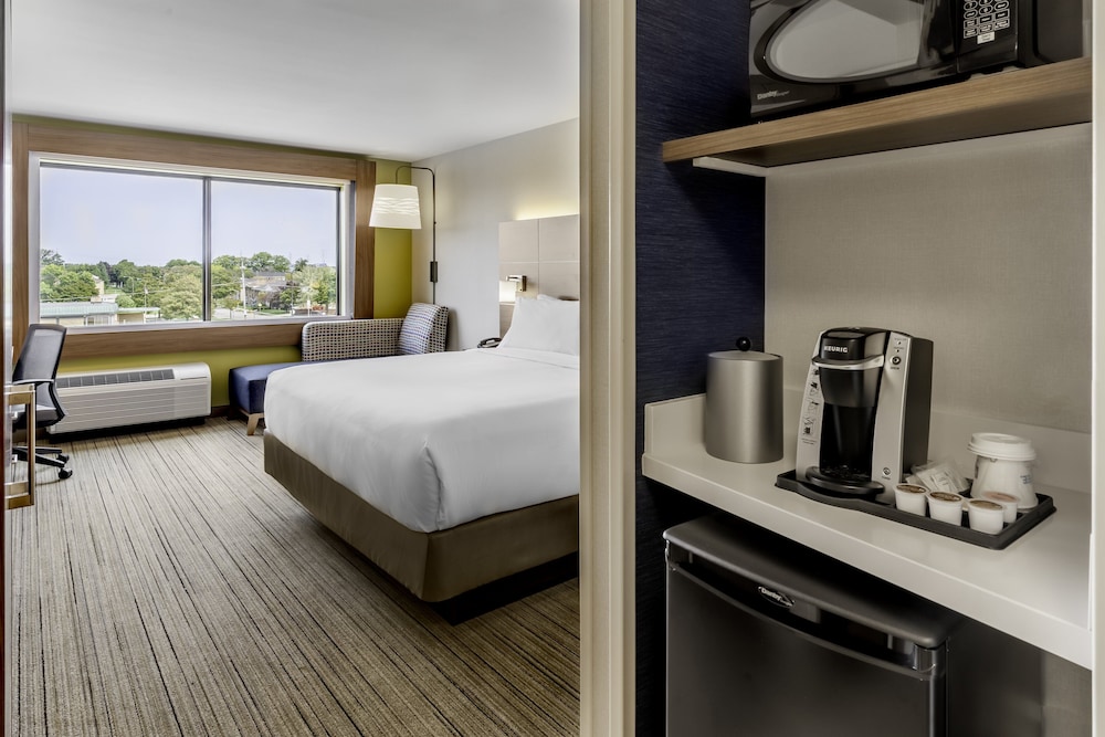 Holiday Inn Express & Suites Milwaukee - West Allis 12/61