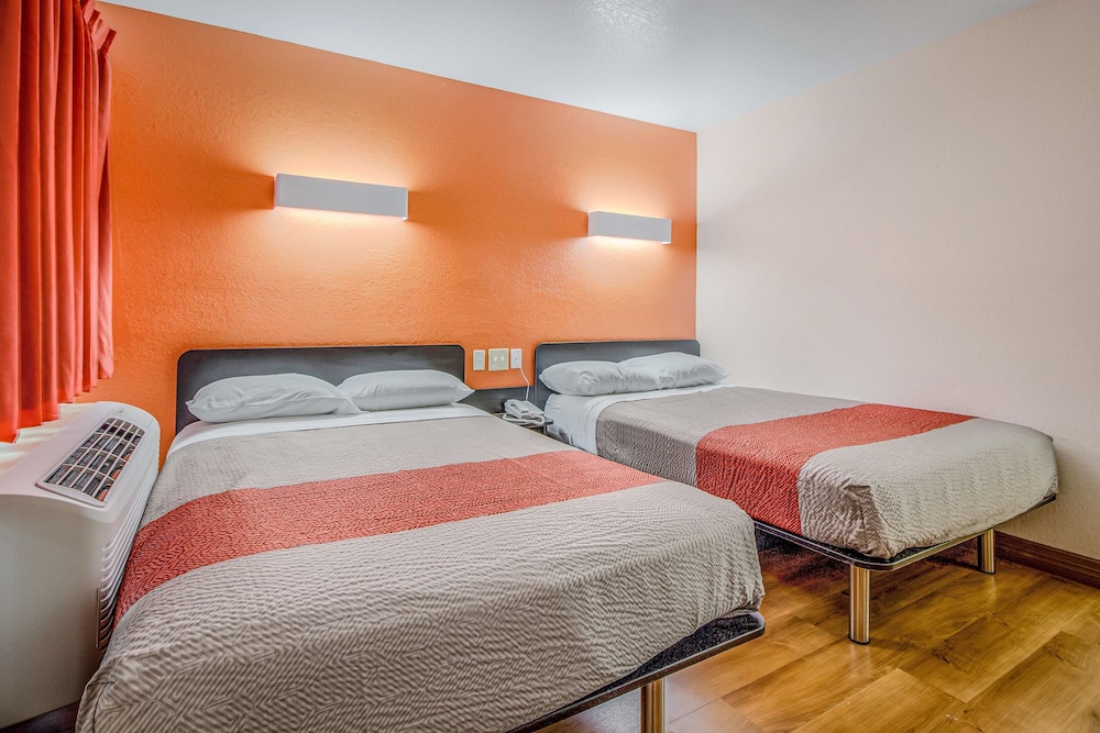 Motel6 Conroe, TX 32/63
