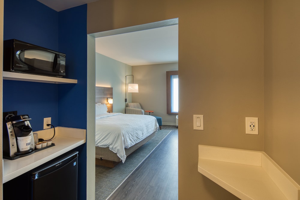 Holiday Inn Express & Suites Charlotte - South End 27/73