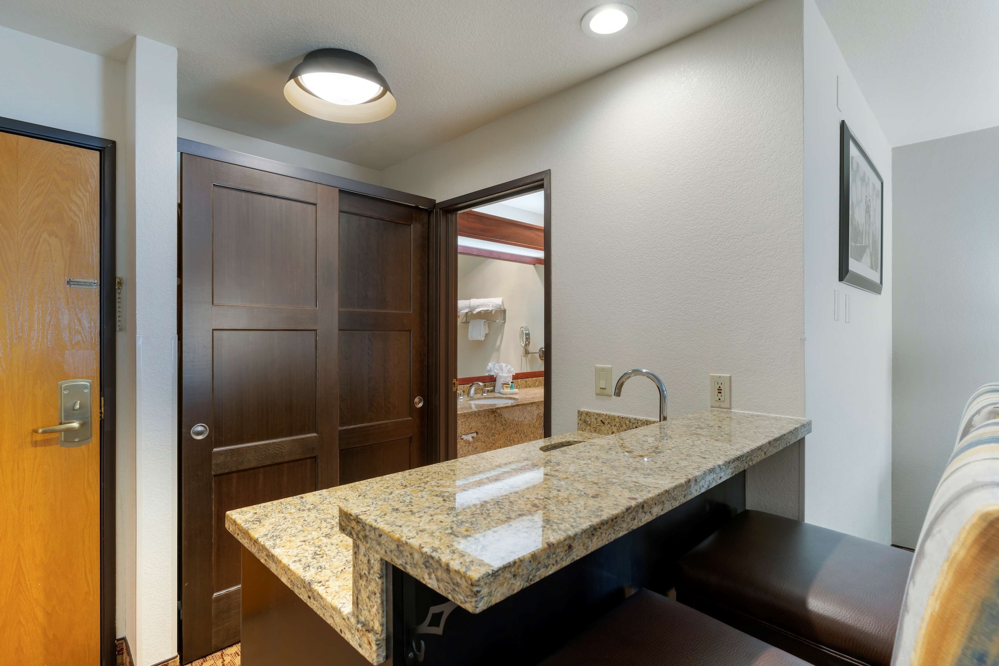 غرفة قياسية بسرير كينج، Best Western Plus Mill Creek Inn 6/7