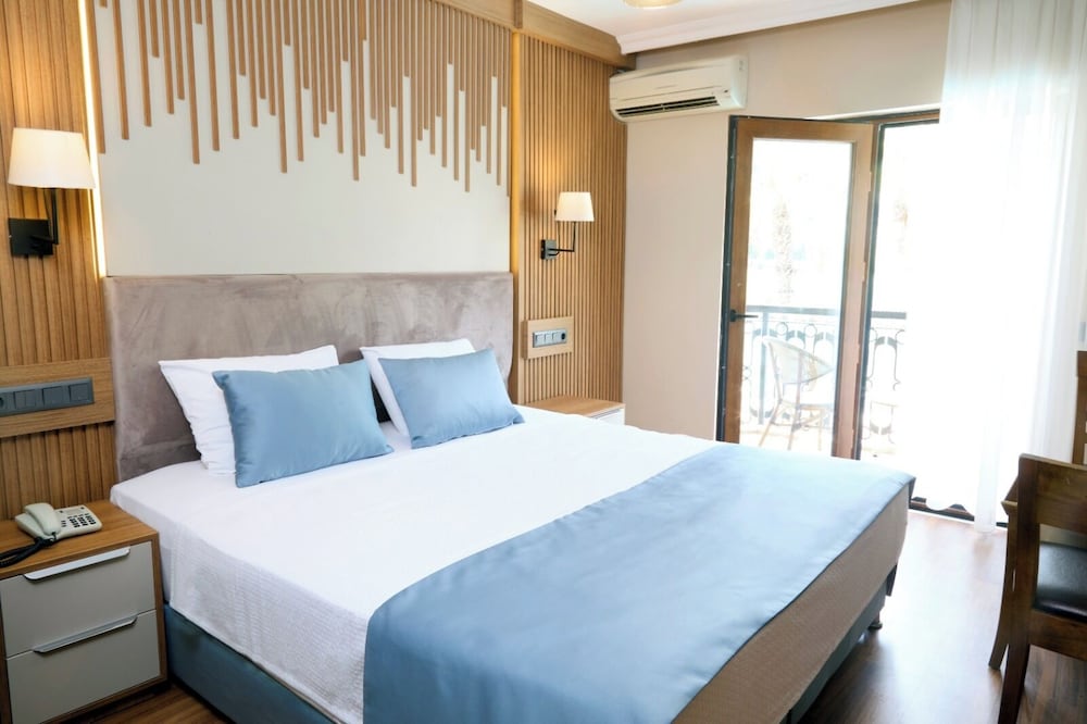 Standard, Queen Bed, City View