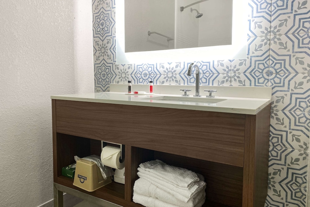 Days Inn & Suites by Wyndham Peachtree Corners/Norcross 8/22