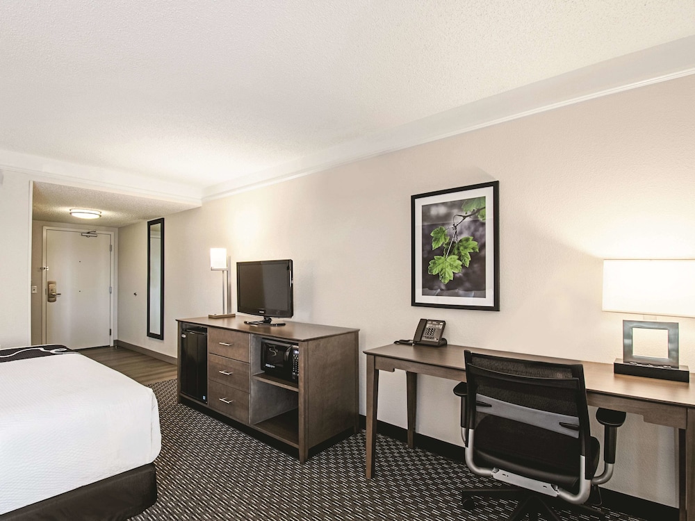La Quinta Inn & Suites by Wyndham Cincinnati Sharonville 14/45