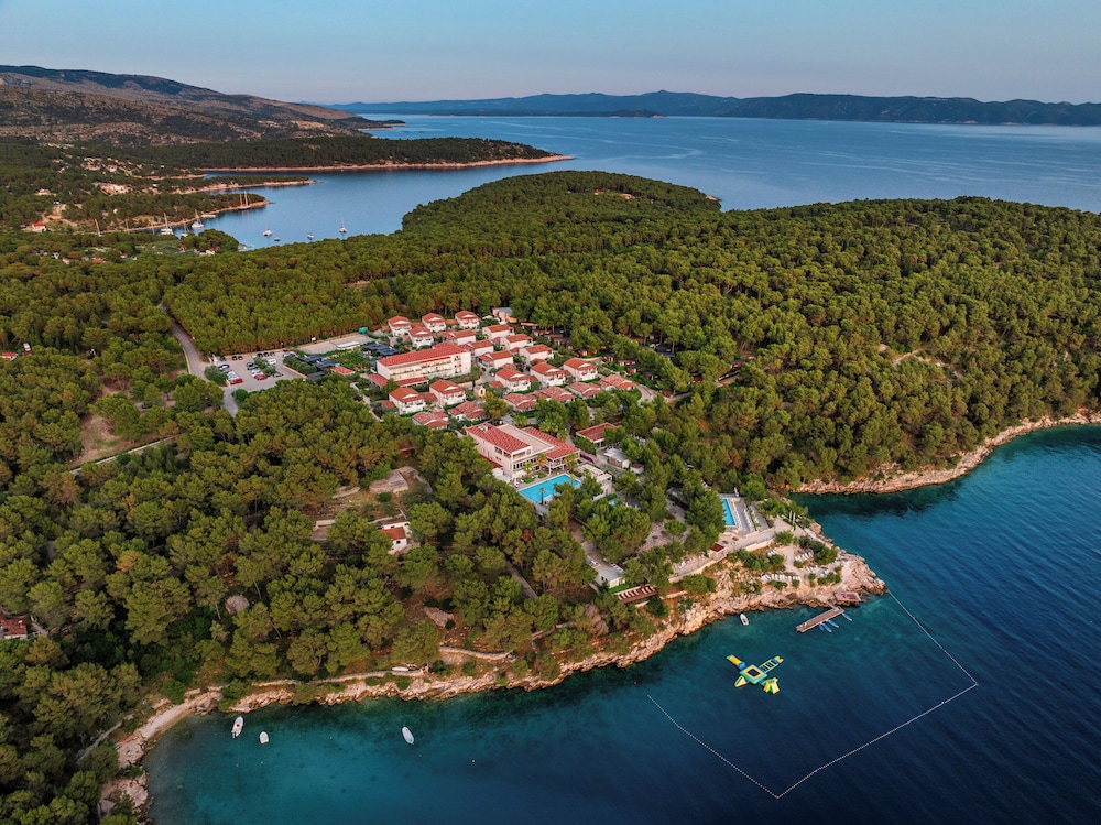 Gava Waterman Milna Resort 68/74