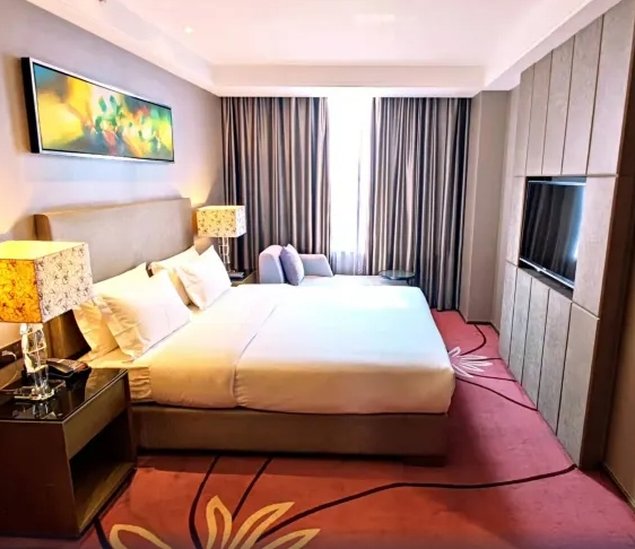 The Summit Hotel 1/4