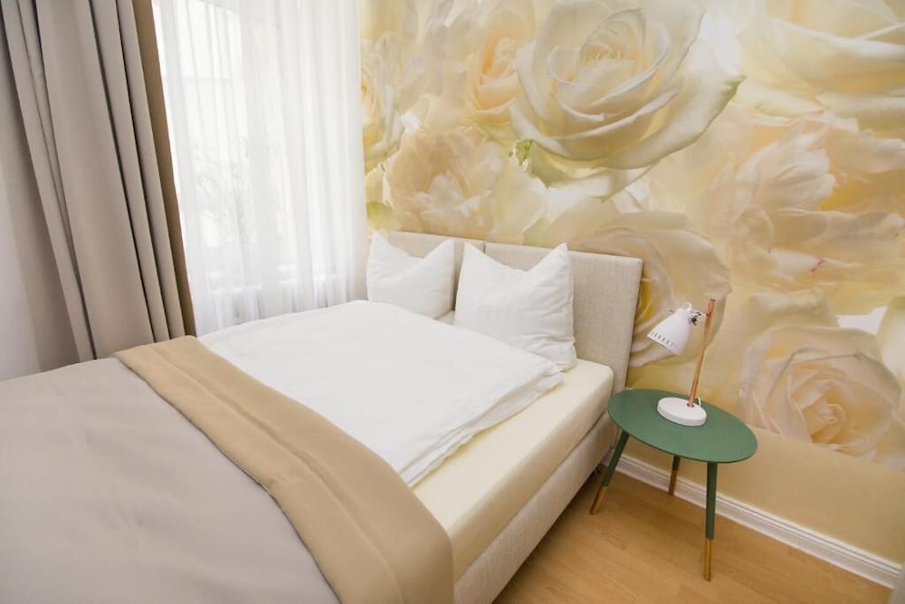 ROOM, SINGLE