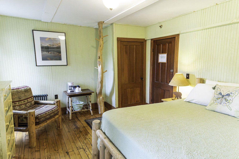 Tree House, Queen Bed