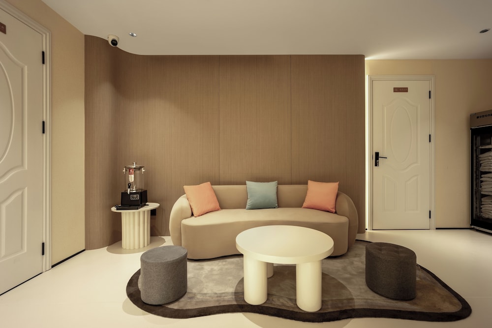Borrman Hotel (Guangzhou Tianhe Sports Center Linhe West Metro Station) 43/56