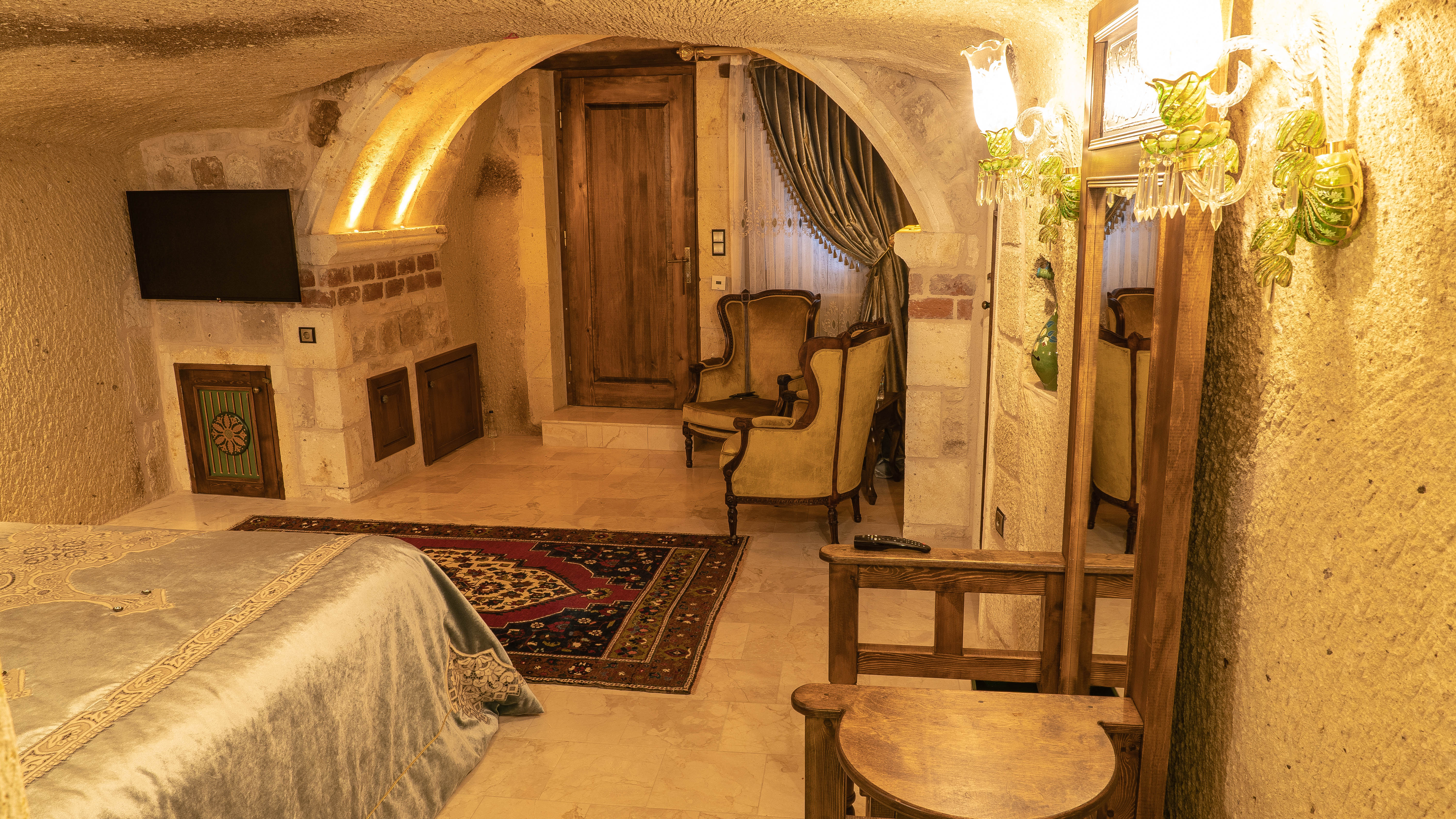 Cave, Grand