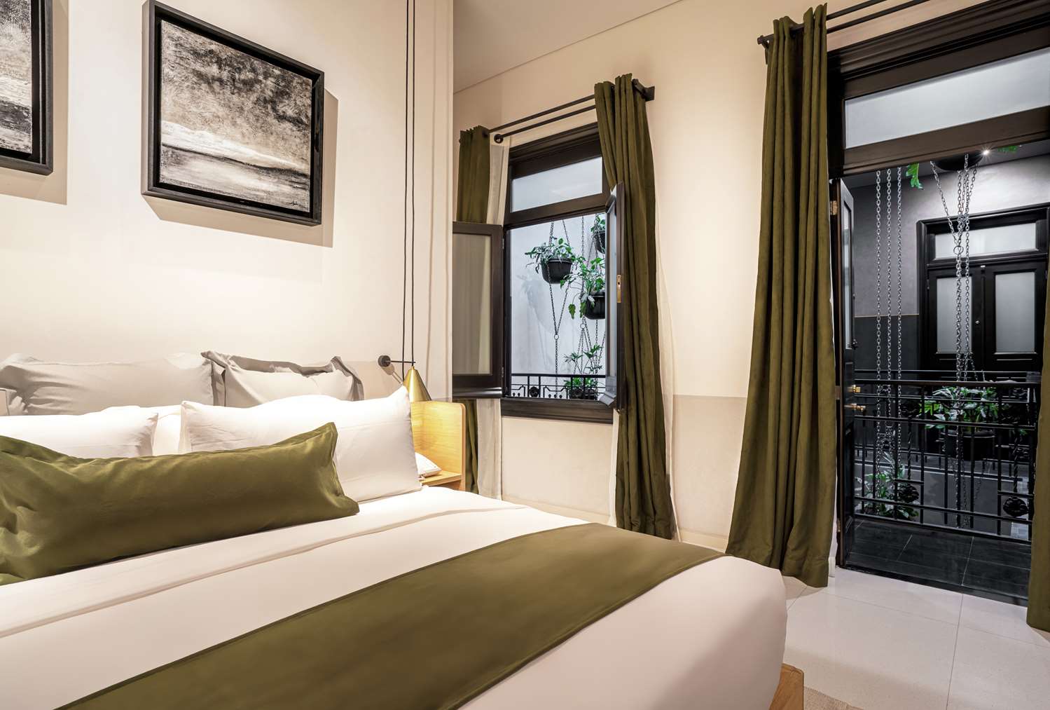 INTERIOR, GUEST ROOM, KING BED, BALCONY