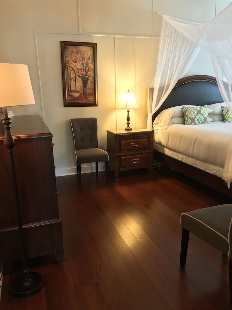Avalon Bed & Breakfast 37/55