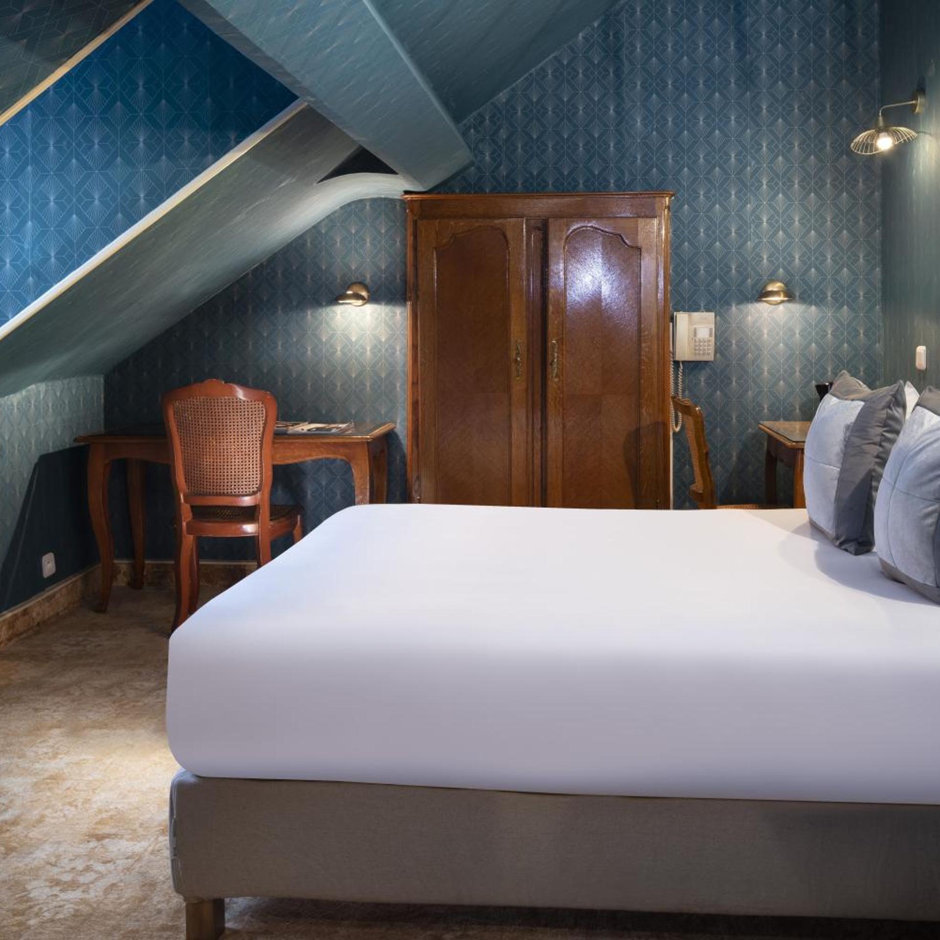 Room, Double Bed, Small