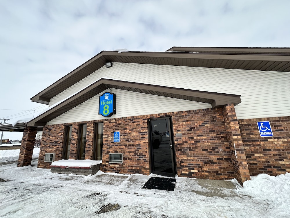 Hotel 8 Fergus Falls 2/49