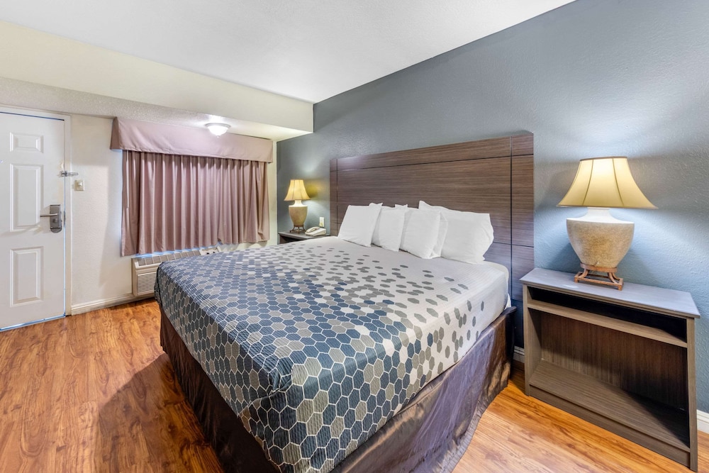 Econo Lodge On Historic Route 66 10/35