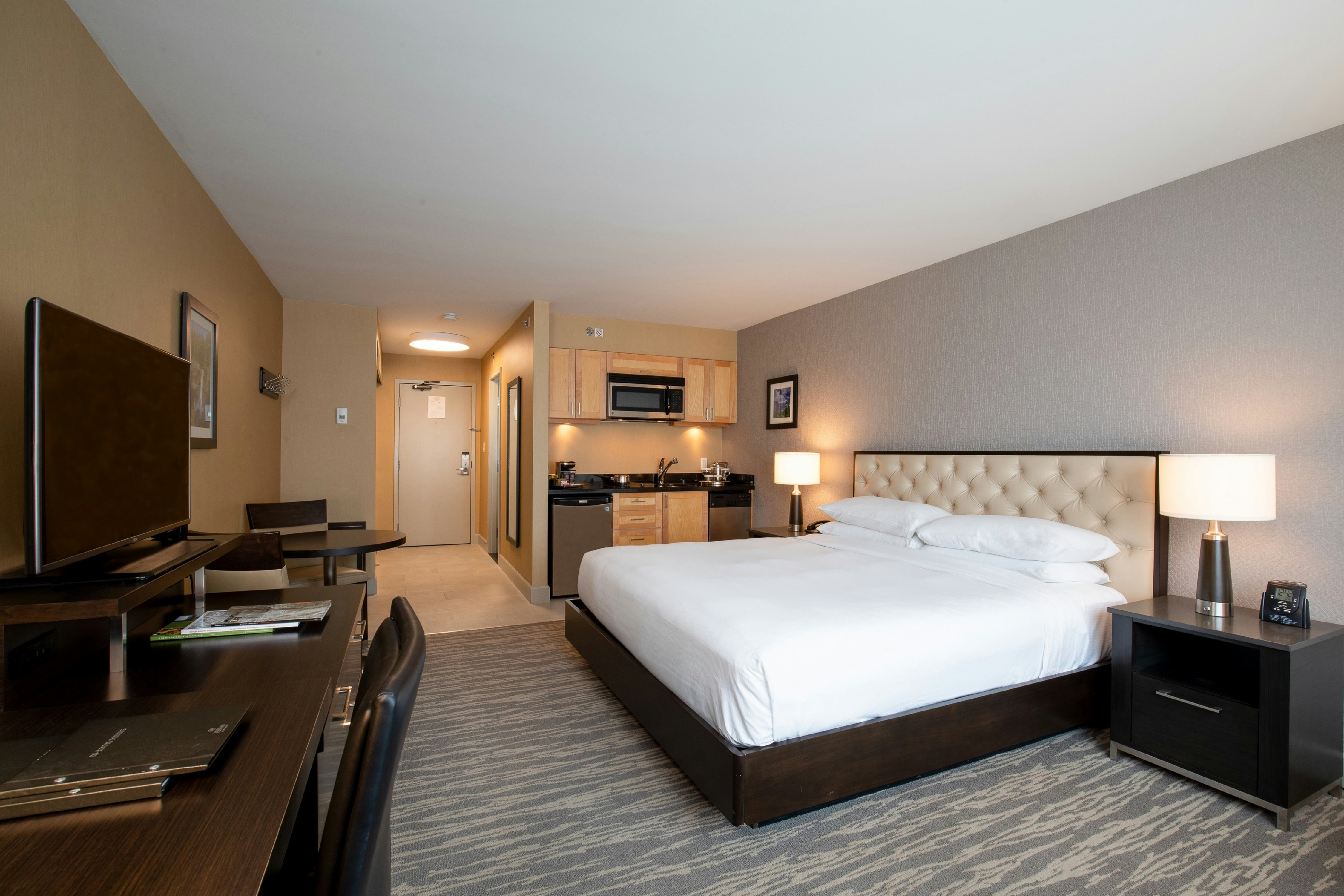 STUDIO, KING BED, KITCHENETTE