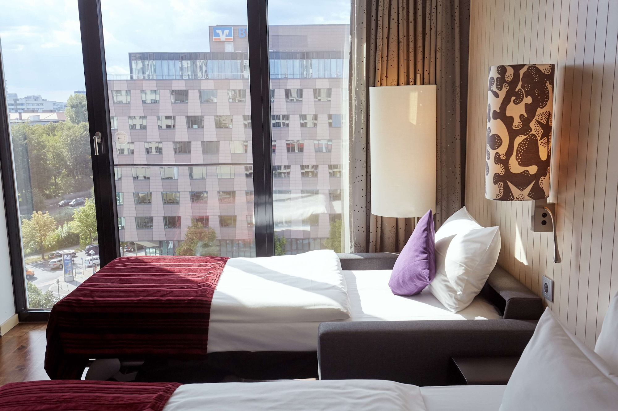 غرفة عائلية قياسية بسرير كوين مع أريكة، Scandic Berlin Potsdamer Platz 5/9