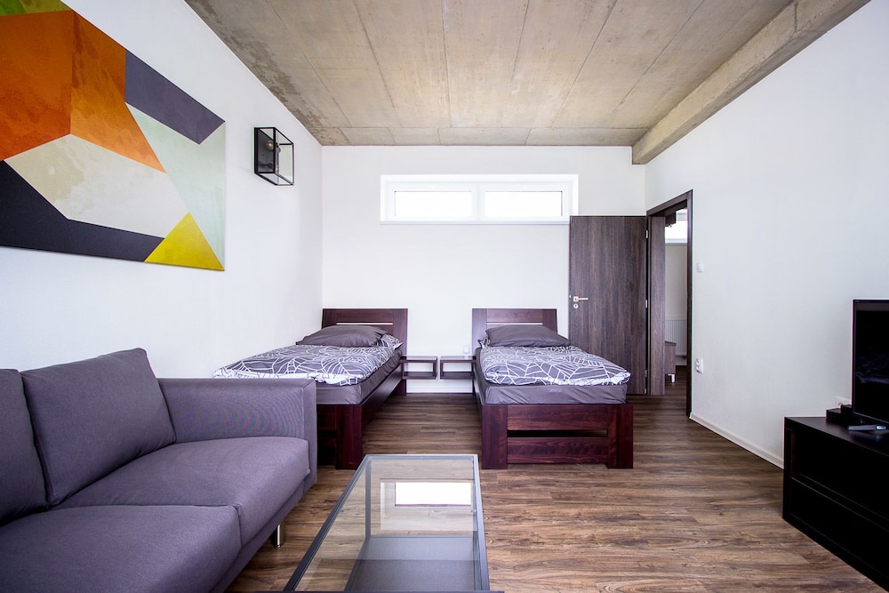 Hotel 63 25/38