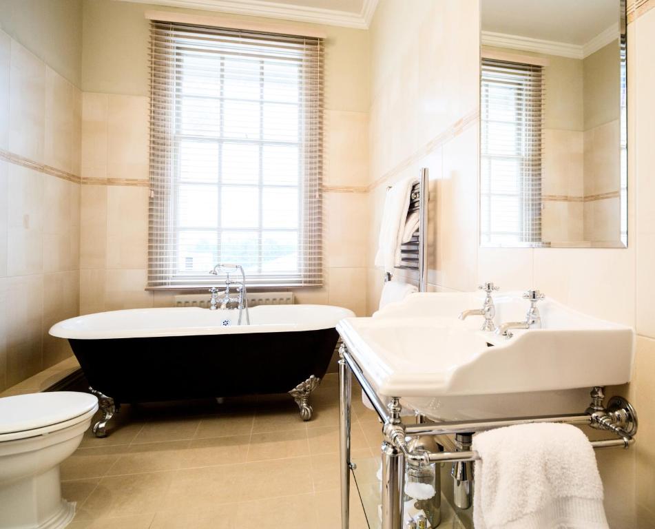 Master, Double Bed، Brockencote Hall Hotel 2/2