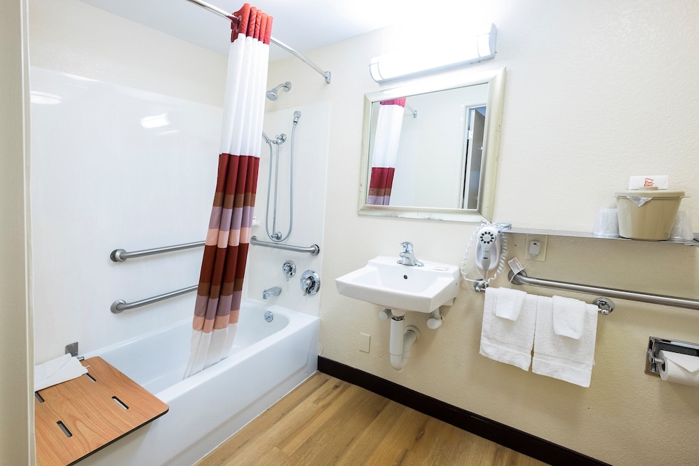 Red Roof Inn Mystic - New London 7/18