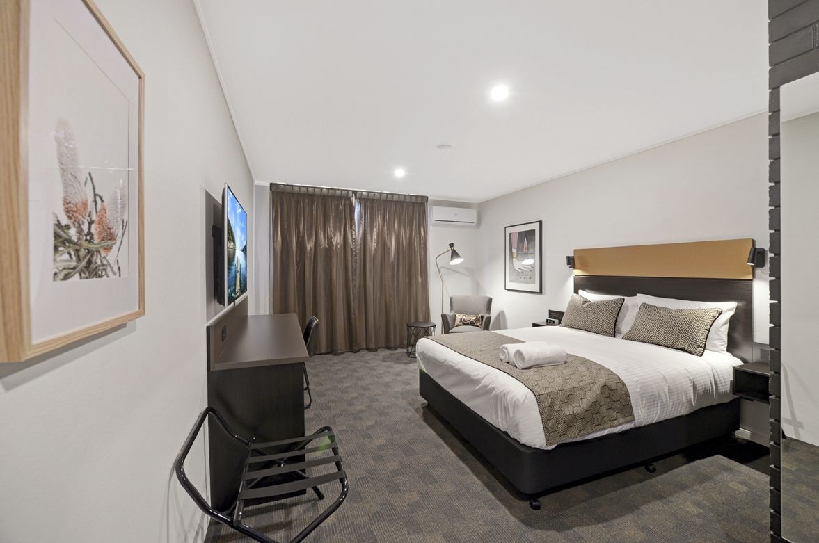 EXECUTIVE, QUEEN BED