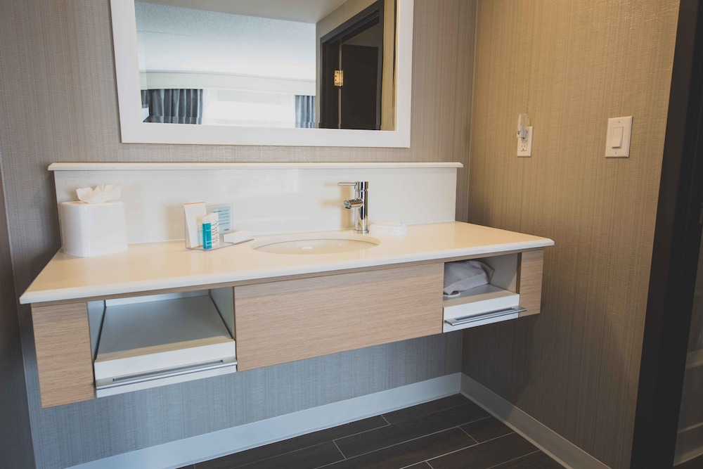 Hampton Inn Suites By Hilton Bolton On Canada 9/46