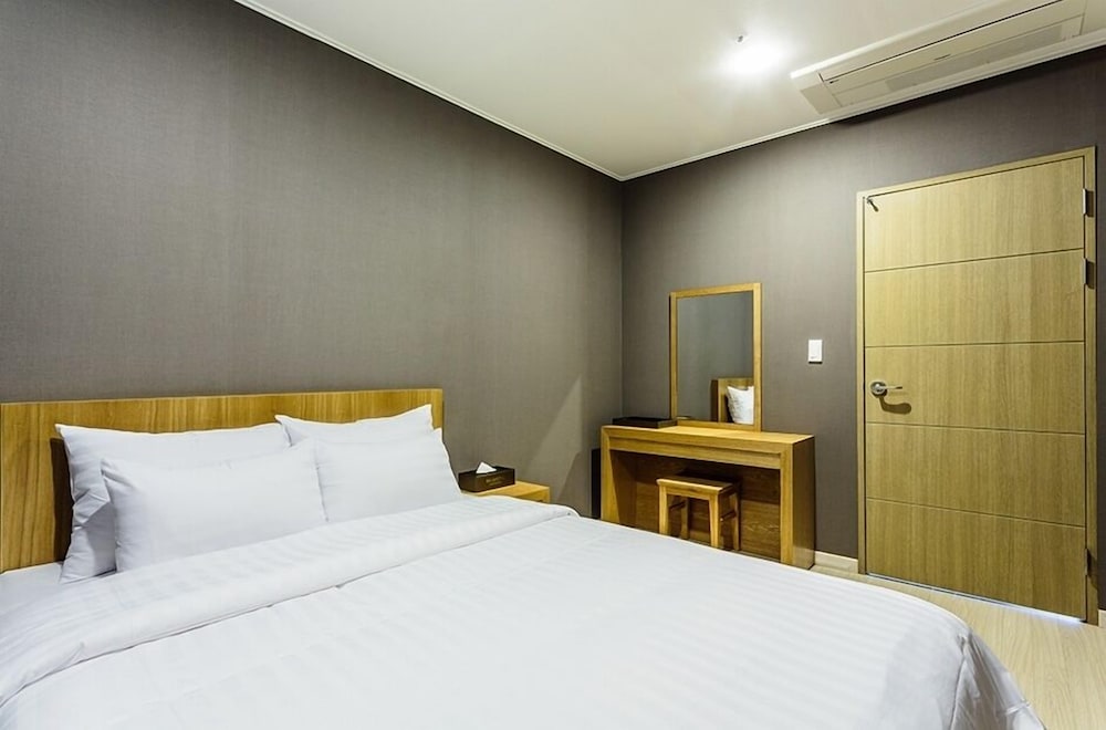 Rich Hotel 9/50