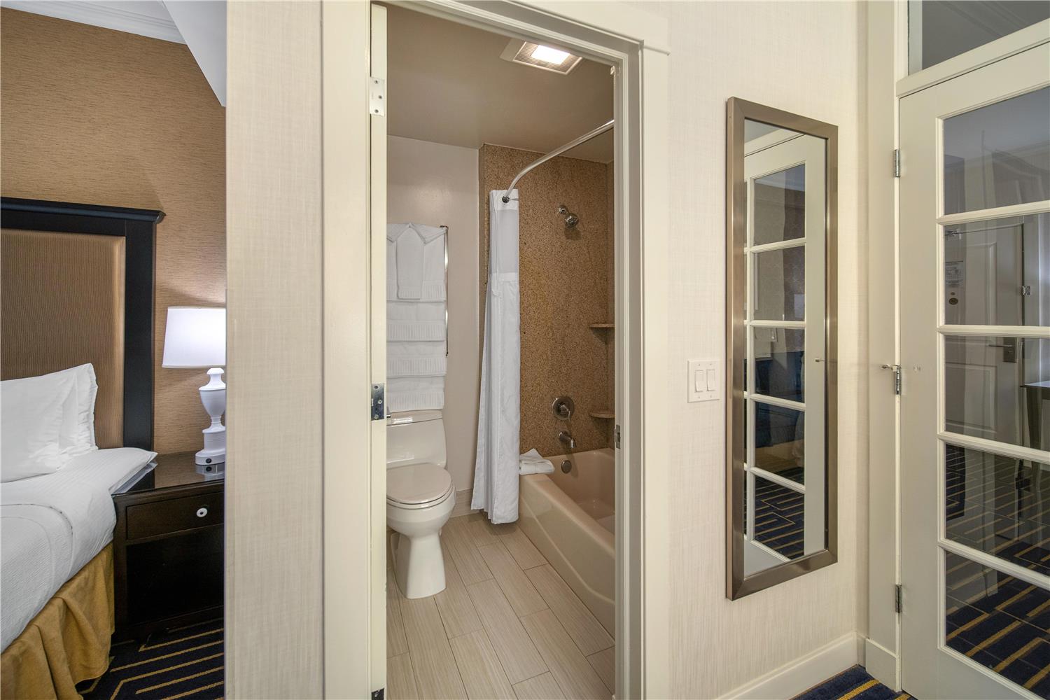 جناح بسرير كينج بشرفة مع أريكة، Best Western Plus Palm Court Hotel 3/3