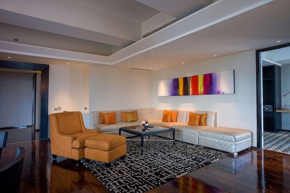 ARTOTEL TS Suites Surabaya 17/34