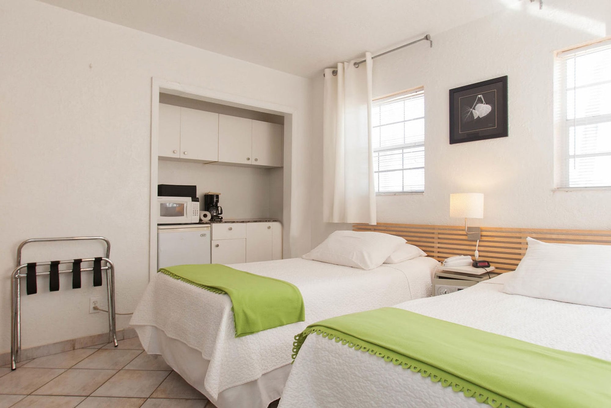 STUDIO, TWIN BEDS