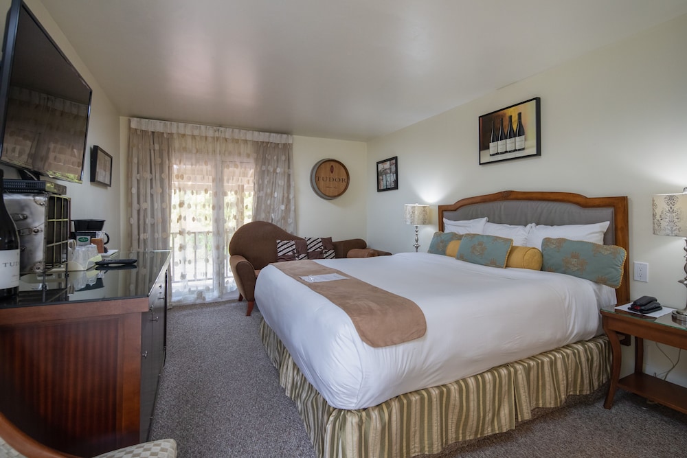 Vendange Carmel Inn and Suites 29/55