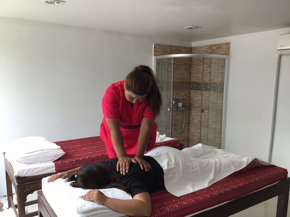 Chalong Miracle Lakeview Resort & Spa 20/100