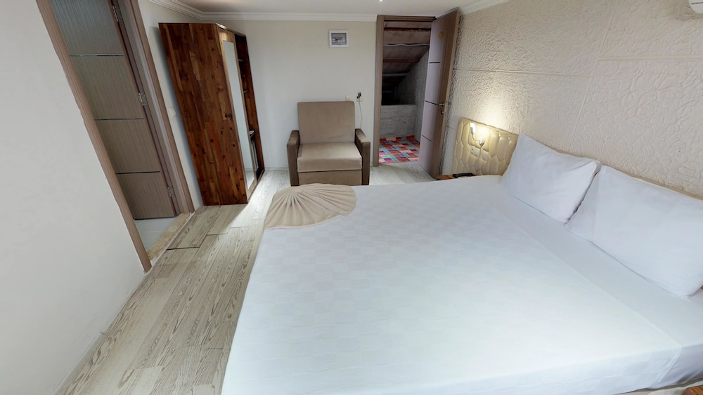 Patron Hotel 11/32