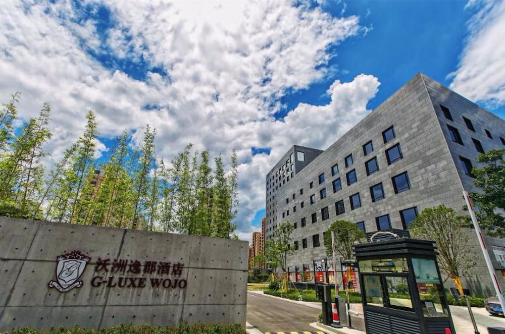 Wojo Hotel 6/50