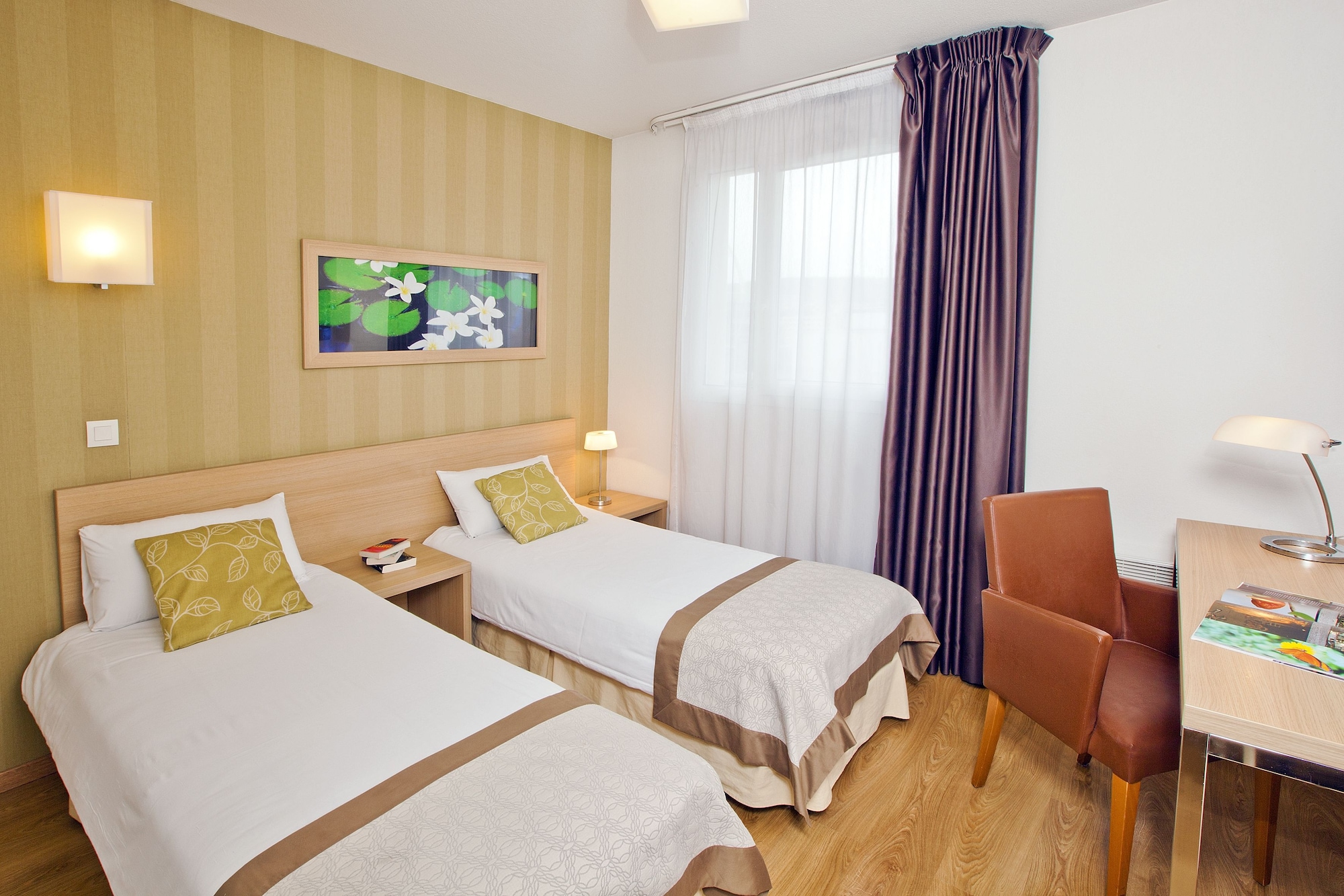 STUDIO, TWIN BEDS